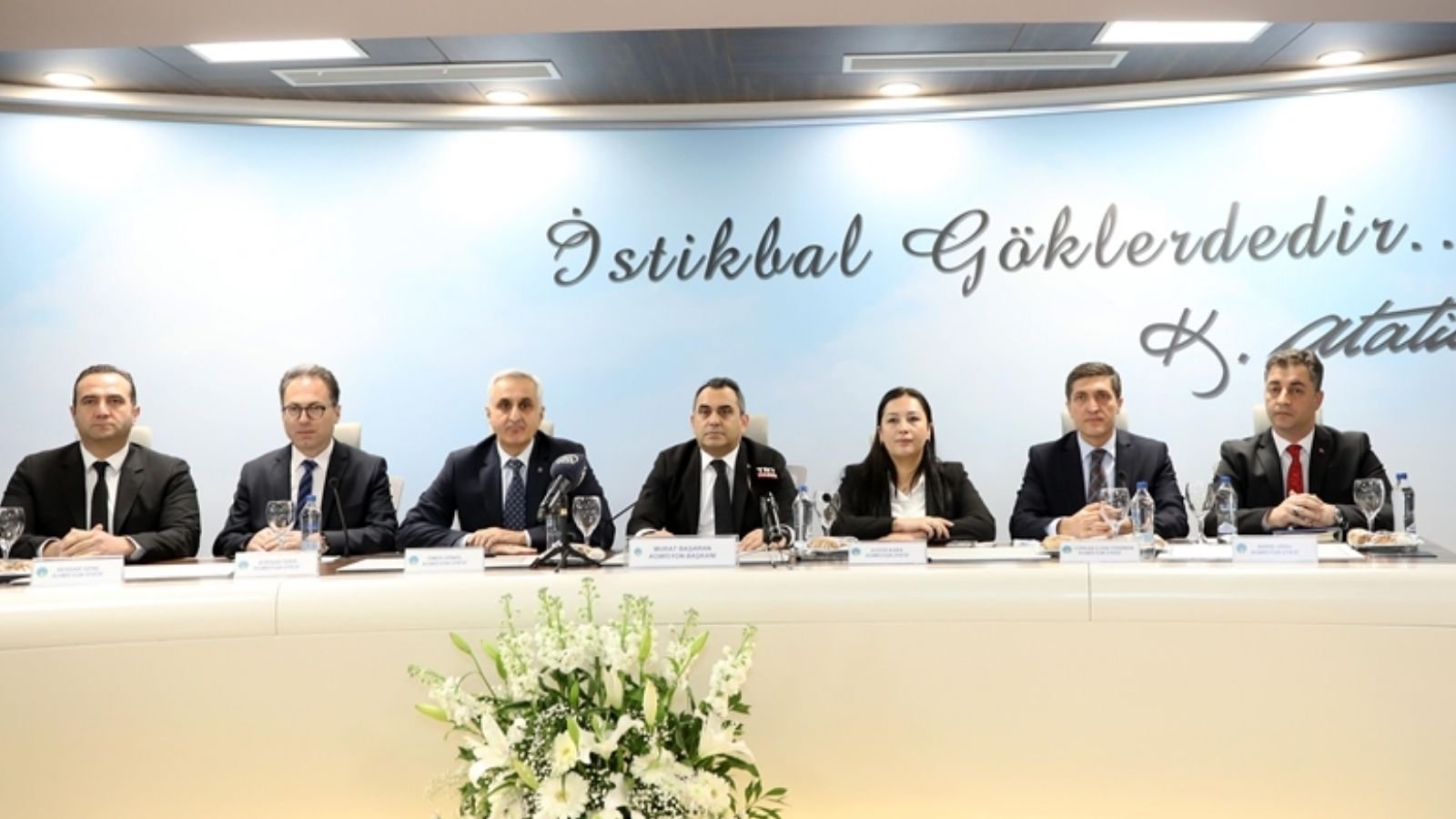 DHMİ ihale duyuruları sayfası ve havalimanı altyapısı temalı görsel