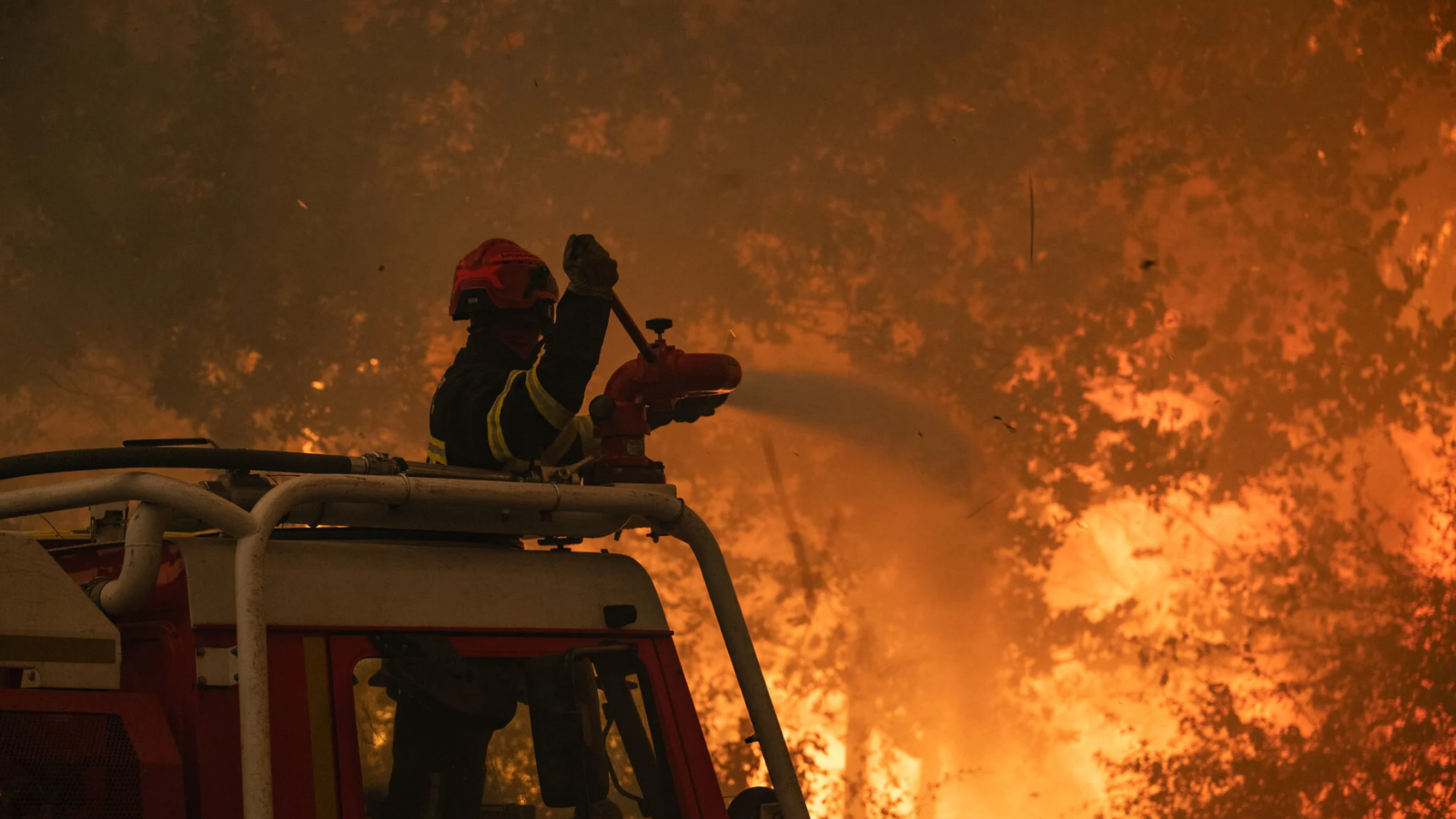 Madrid’in Sierra Oeste bölgesindeki orman yangını ve kapatılan kara yolları