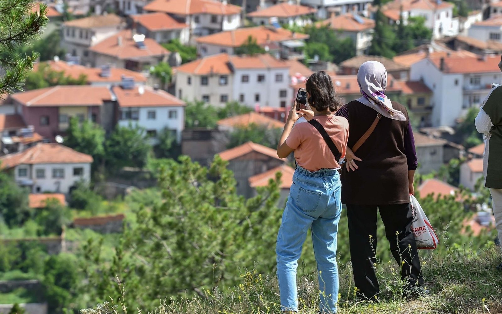Polatlı kent gezisi kapsamında müze salonunda eserleri inceleyen katılımcılar