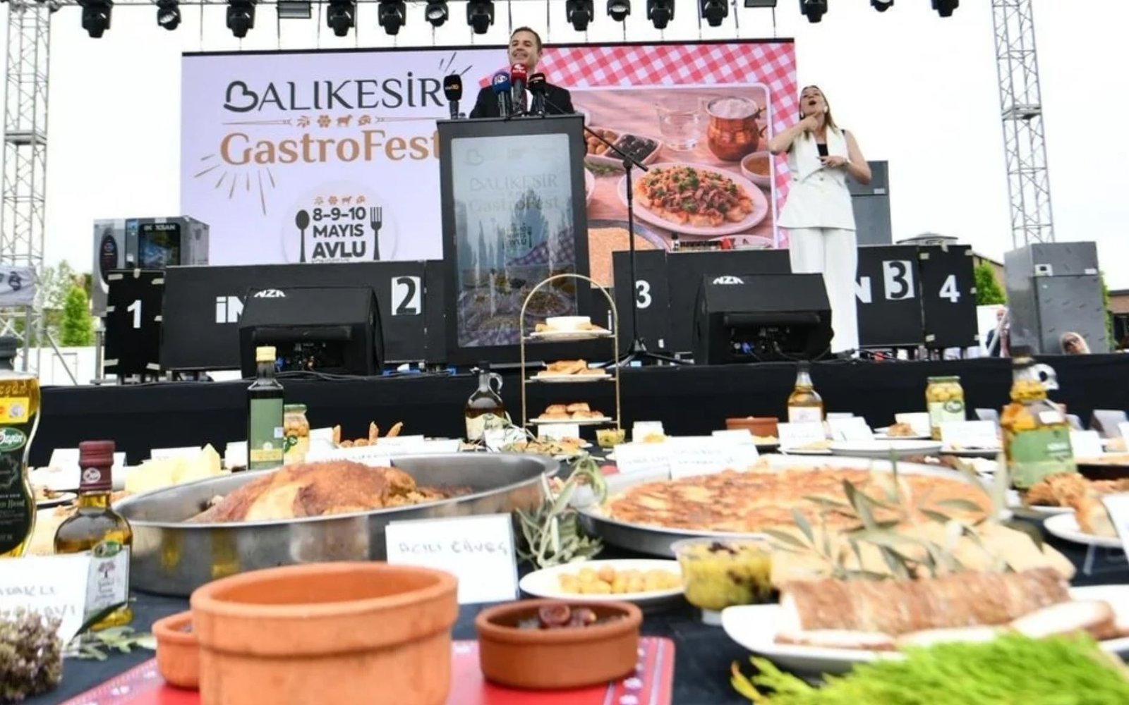 Balıkesir GastroFest alanında şefler ve festival standı önünde çekilen resmî etkinlik fotoğrafı