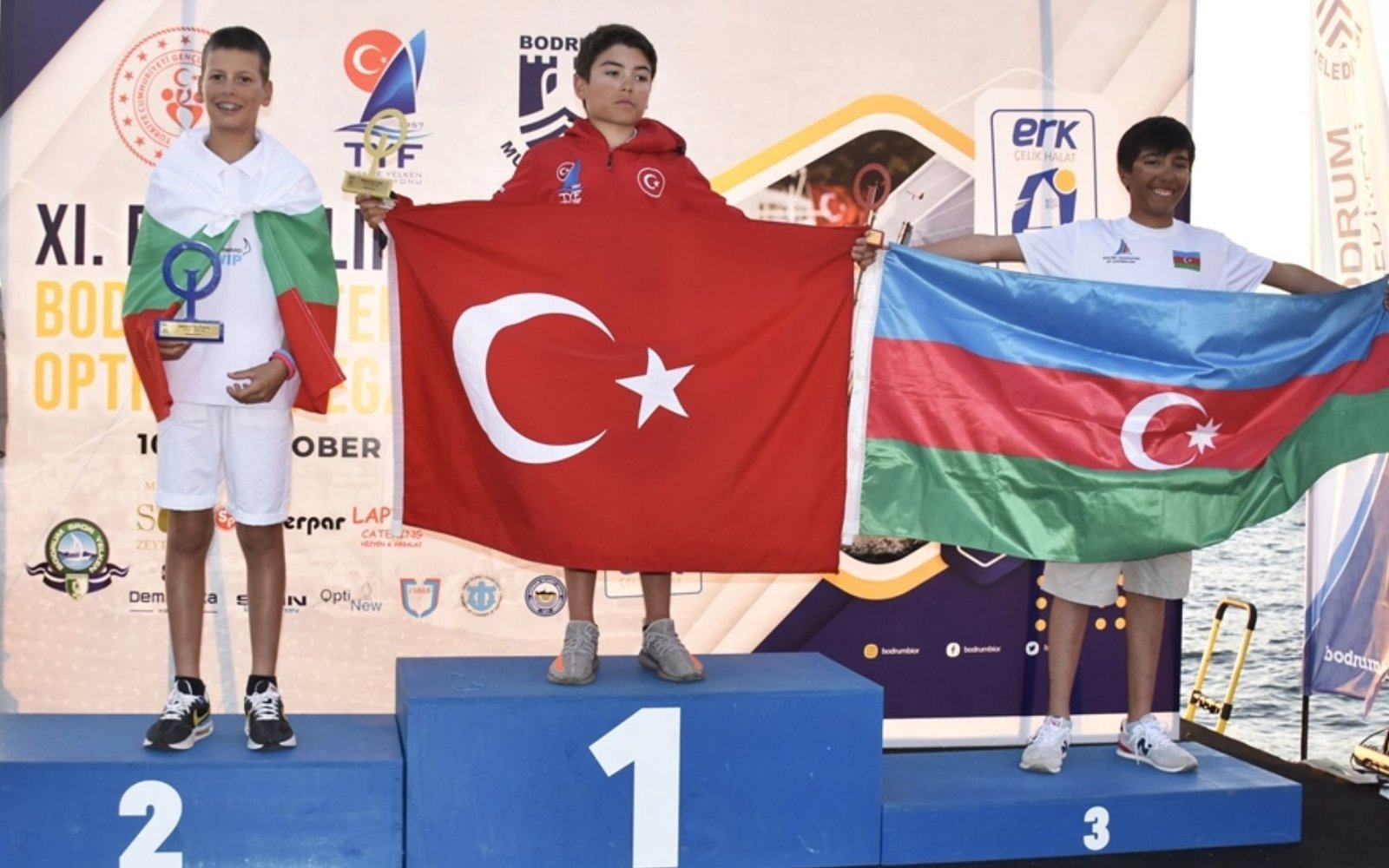 Bodrum açıklarında Optimist sınıfında yarışan genç yelken sporcuları