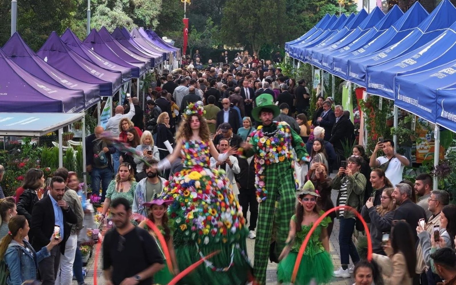 Kültürpark’taki Balkon ve Bahçe Bitkileri Festivali’nde çiçek stantlarını gezen ziyaretçiler