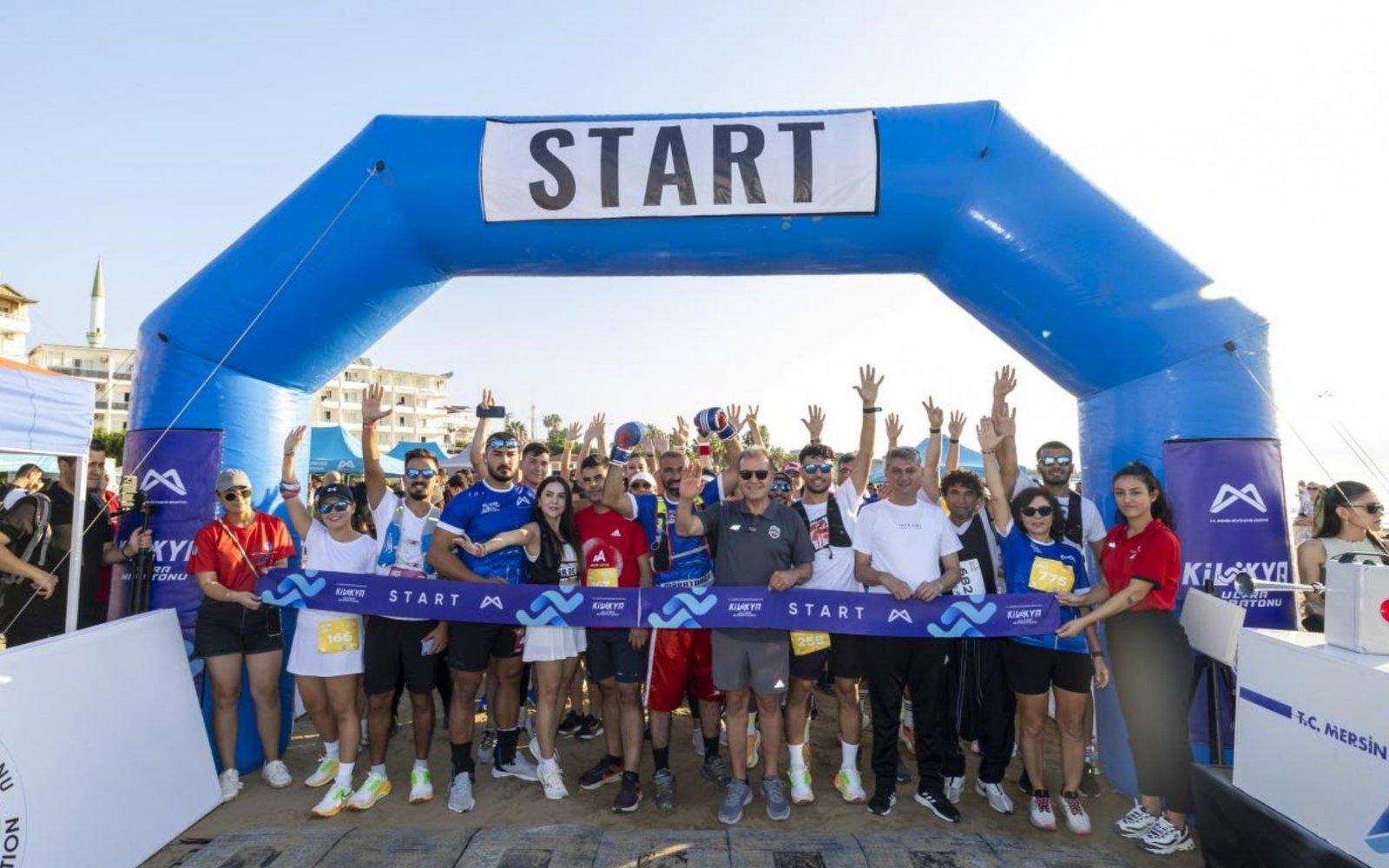 Kilikya Ultra Maratonu parkurunda tarihî kayalık alanların yanından koşan sporcular