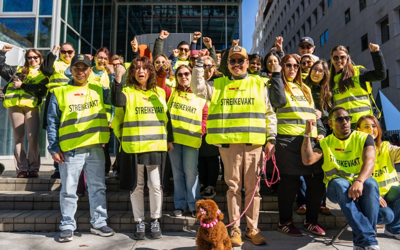 Norveç’te otel ve restoran grevinde sarı grev yelekleriyle bekleyen çalışanlar