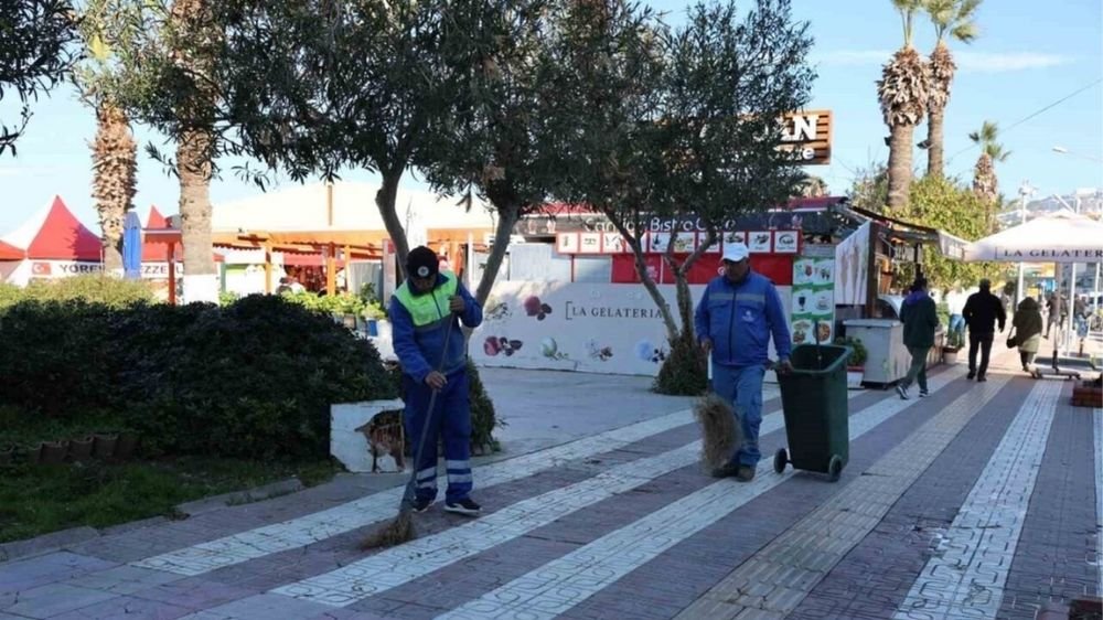 Kuşadası'nda çevre temizliği: Büyükşehir Belediyesi'nden kapsamlı çalışma