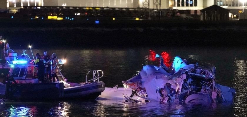 Amerikan Airlines yolcu uçağı ve Black Hawk helikopteri havada çarpıştı