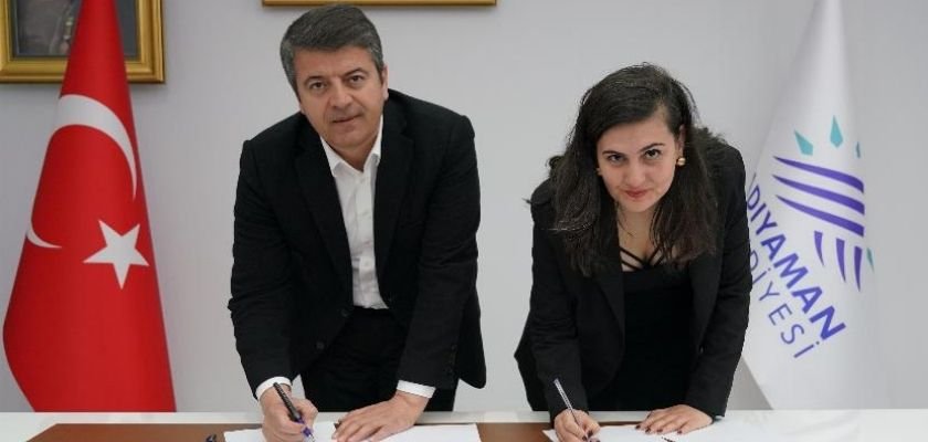 Depremle sarsılan kente sanatla umut