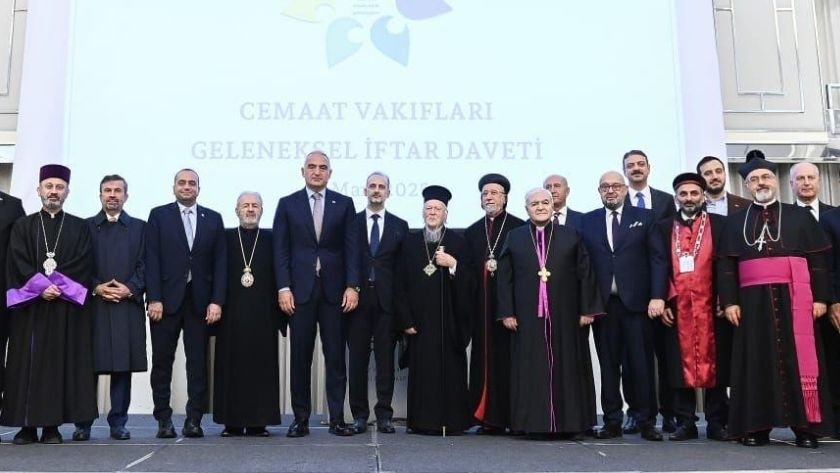  Kültür ve Turizm Bakanı Mehmet Nuri Ersoy, Cemaat Vakıfları temsilcileriyle iftar programında bir araya gelerek birlik ve beraberlik mesajı verdi.