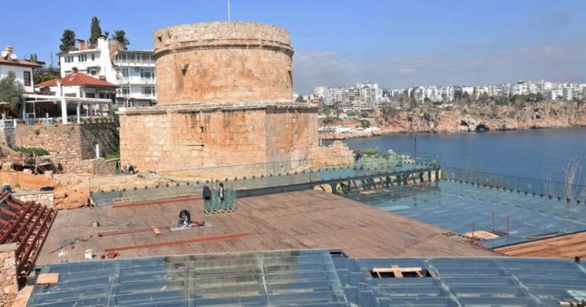 Hıdırlık Kulesi kazılarında Geç Roma Dönemine ait mozaik bulundu