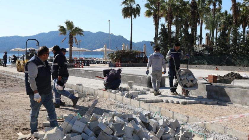 Marmaris’e yeni halk plajı ve kafe alanı kazandırılıyor