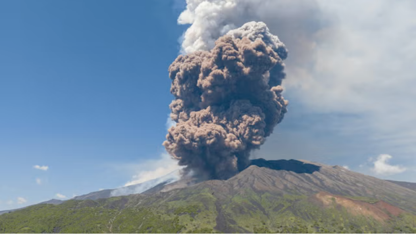 Etna yanardağı yeniden patladı