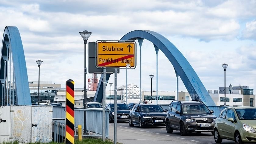Polonya Almanya sınırında kontroller yaz trafiğini kilitliyor