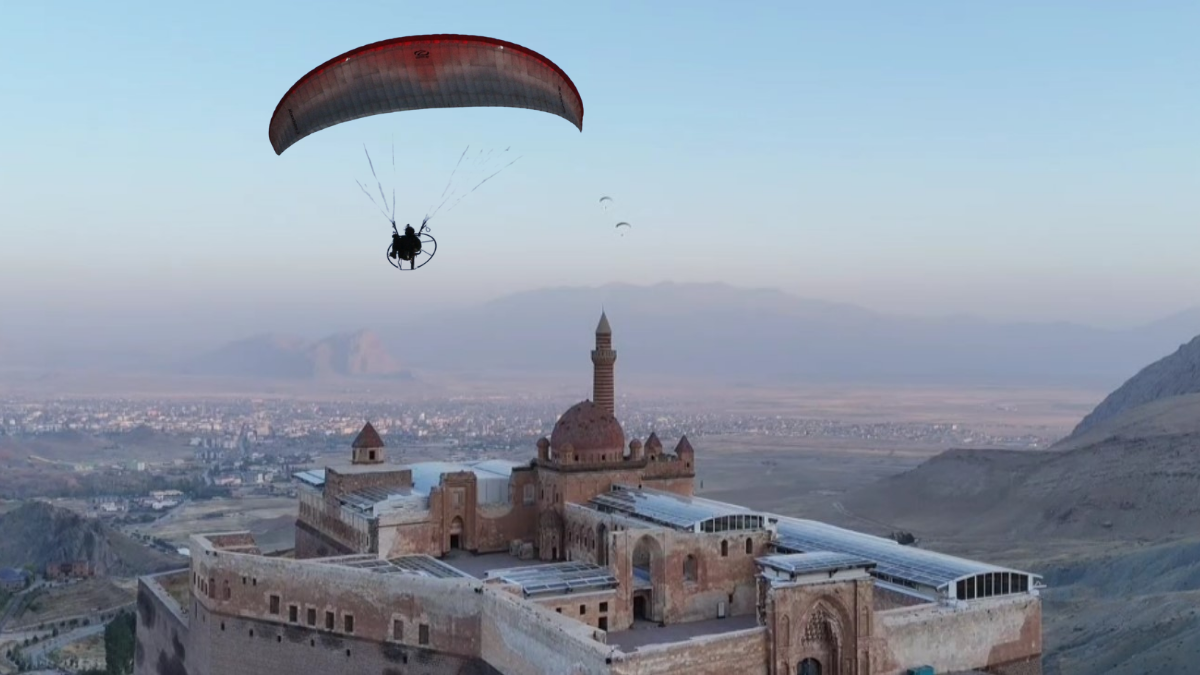 Ağrı’da paramotor etkinliği gökyüzünde tarih yazdı
