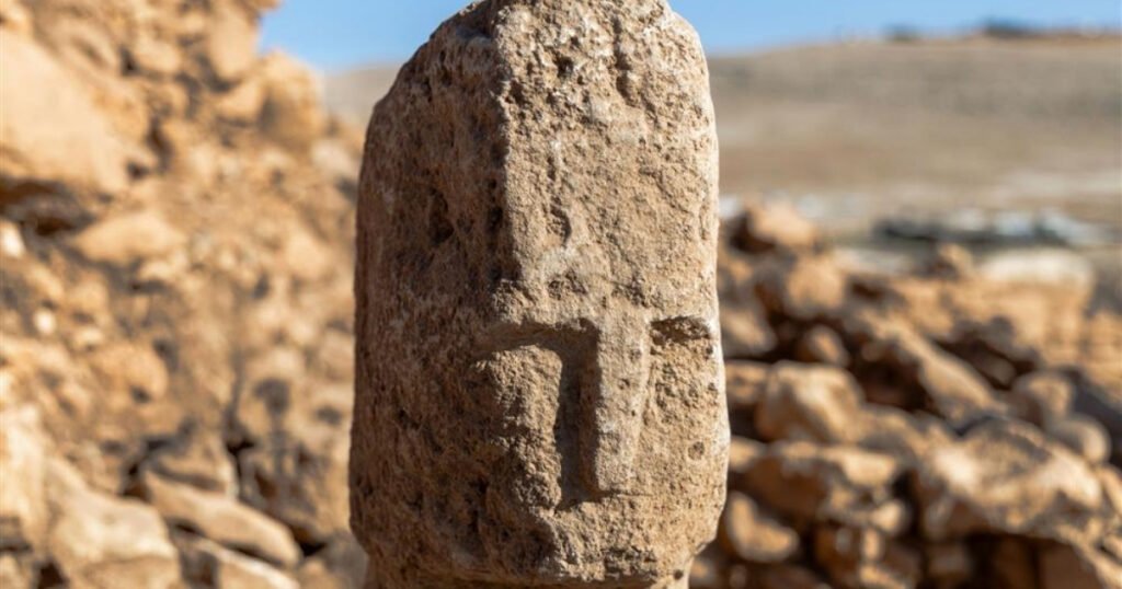 Karahantepe T biçimli dikilitaşta insan yüzü bulundu